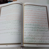 القرآن العظیم ترجمه ایت الله مکارم شیرازی تبیین آیات الهی با بهره گیری از زبان رنگ